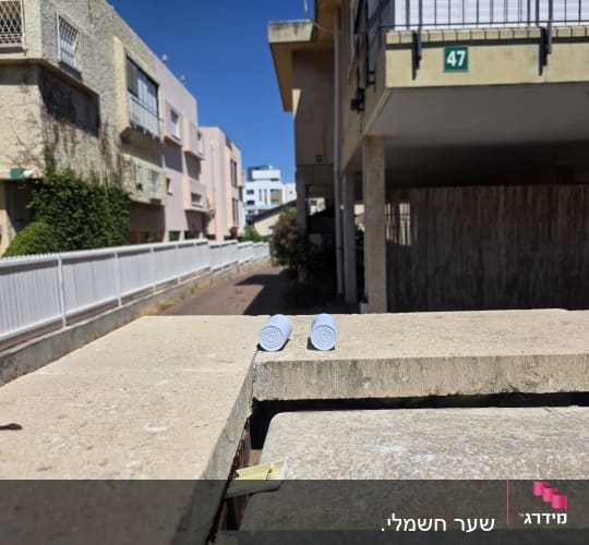 שני חיישנים על קיר בטון ליד בניין מגורים